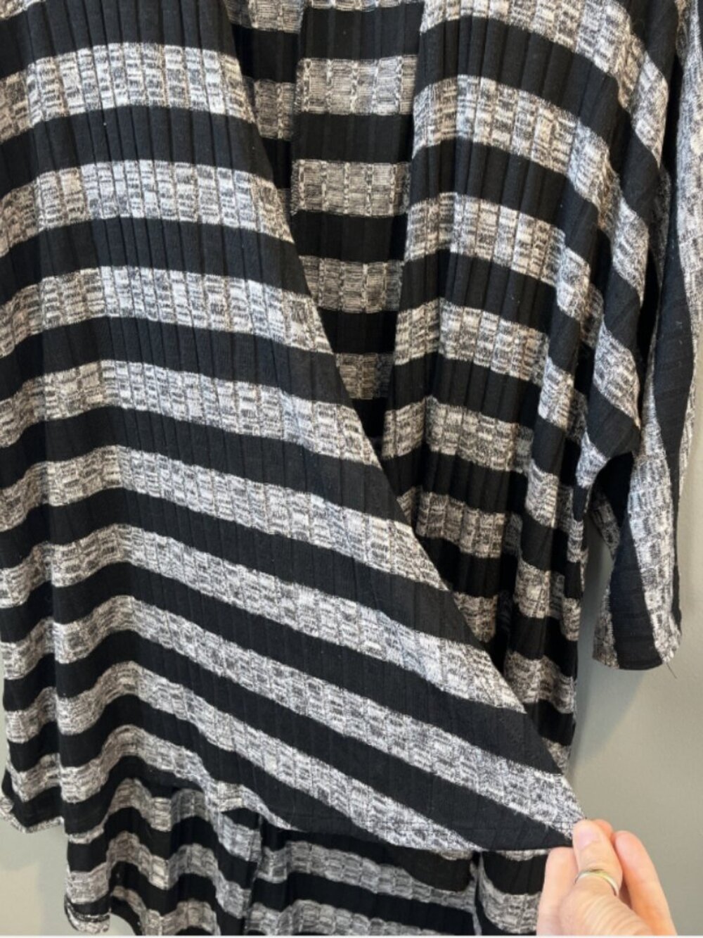 LulaRoe Lindsay Kimono Cardigan Womens M Stretchy Ribbed Grey/Black Stripe Hi-Lo - Picture 9 of 14